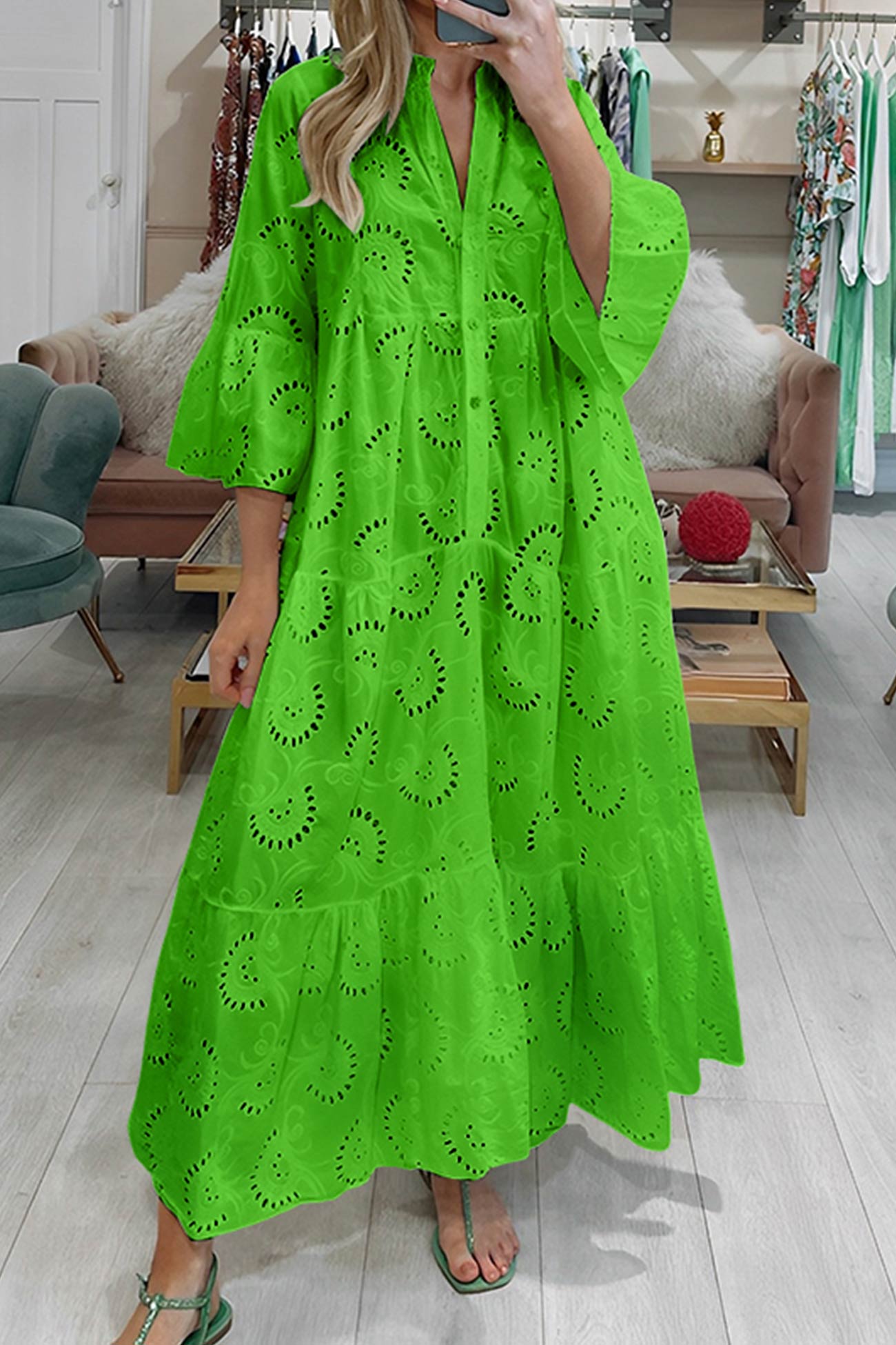 Robe en coton brodée à manches évasées et col en V