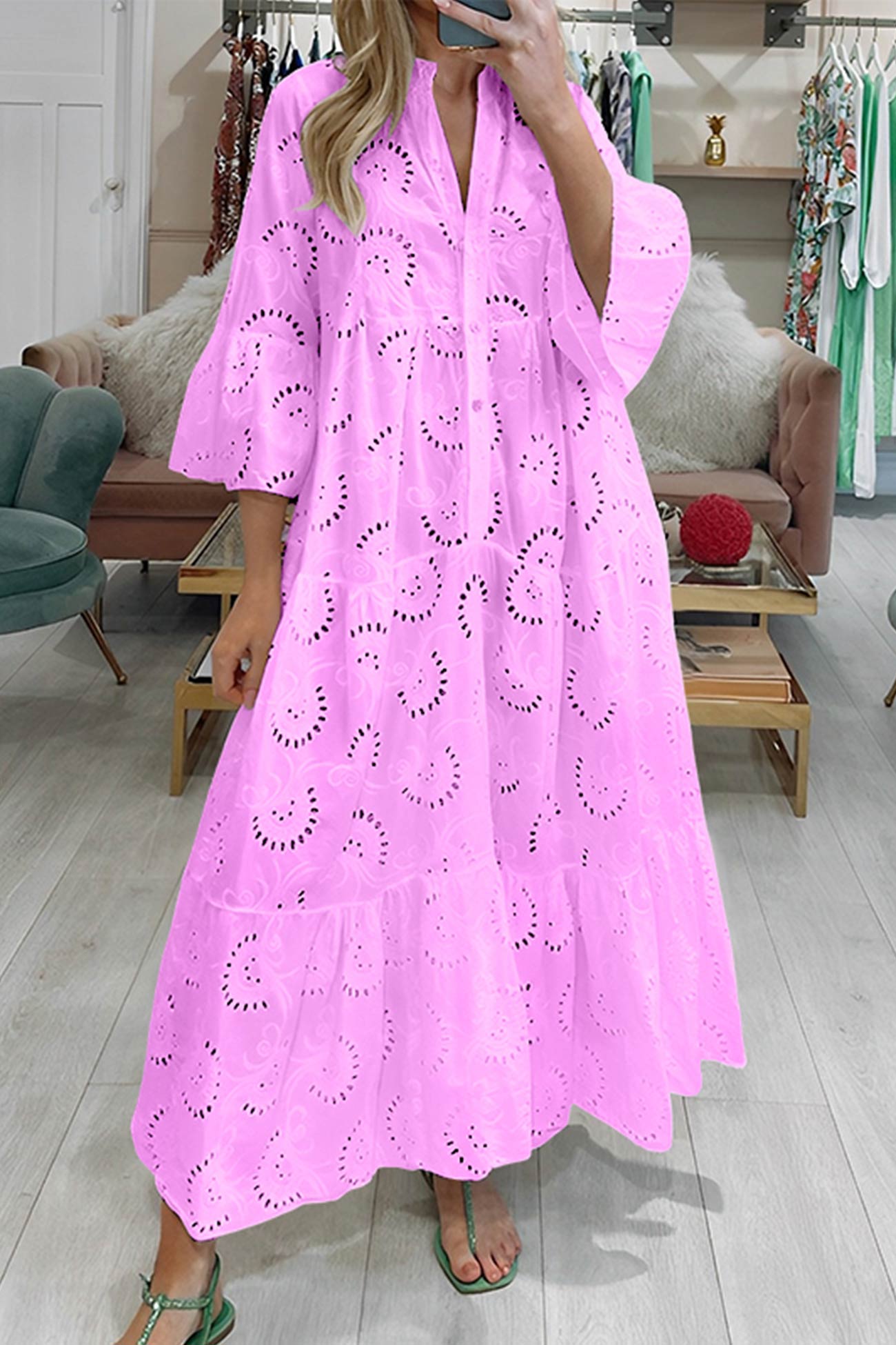 Robe en coton brodée à manches évasées et col en V